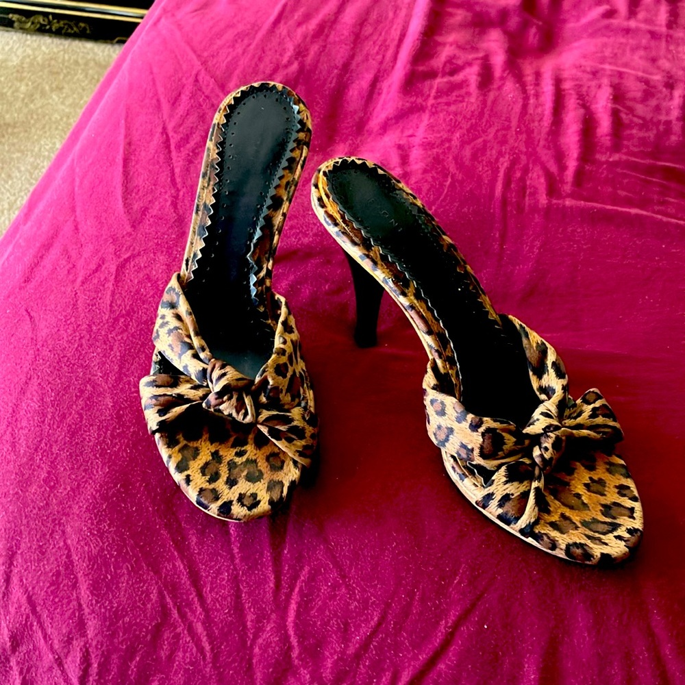Women Sandals Brand FIONI Size 8 Color Animal Print